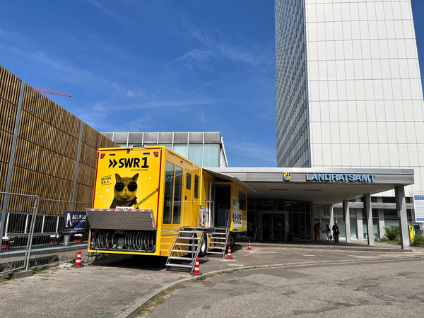 Bild vergrößern: Der Übertragungswagen vor dem Landratsamt Karlsruhe